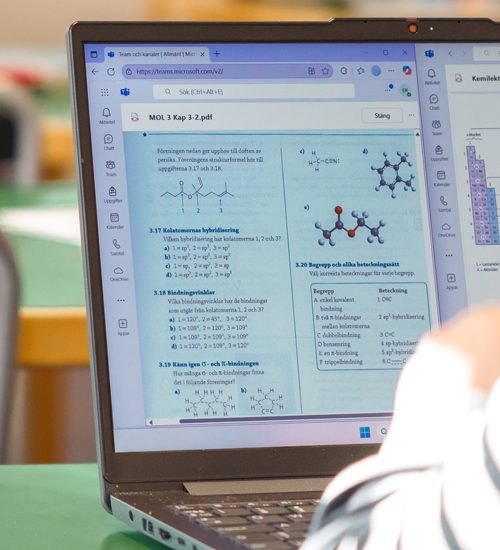 Närbild av datorskärm där en räkneuppgift syns.