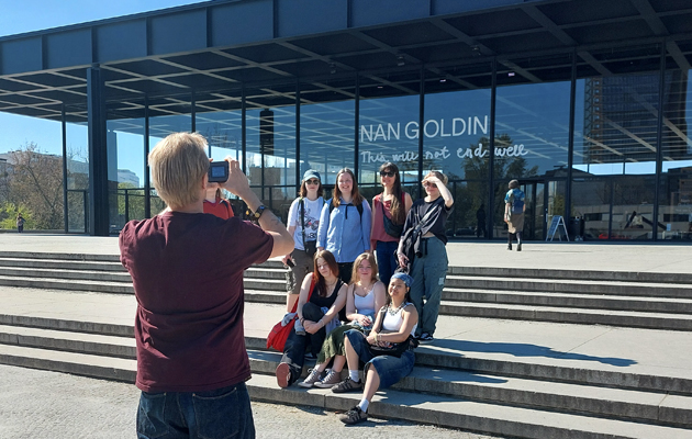 Grupp studerande poserar framför Staatliche Museen zu Berlin