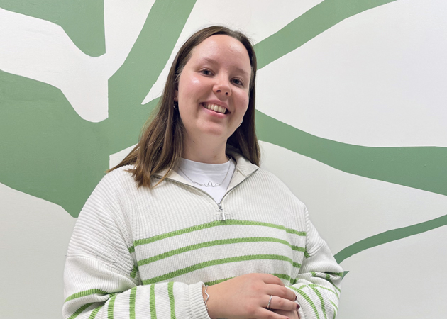 Axa poserar med självgjorda silversmycken. Halsband, armband och ring.