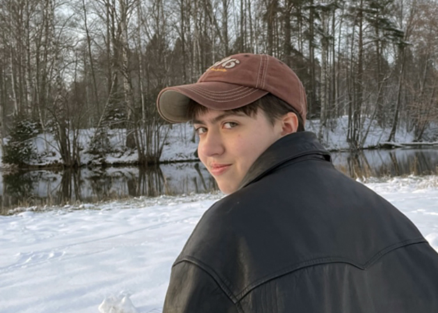 Bild på Felix som poserar vid pumpvikens strand i snöigt landskap.