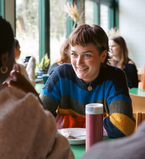 Tre bilder. Längst till vänster en datorskärm syns med formler. I mitten en leende studerande i matsalen. Till höger plastföremål som är 3-D printat. Det är gult.