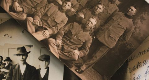 Gamla fotografier med okända män uppställda.